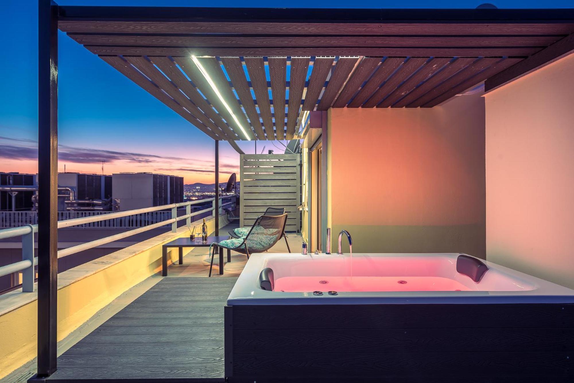 Acropolis View Mini Sky Suite & Hot Tub เอเธนส์ ภายนอก รูปภาพ